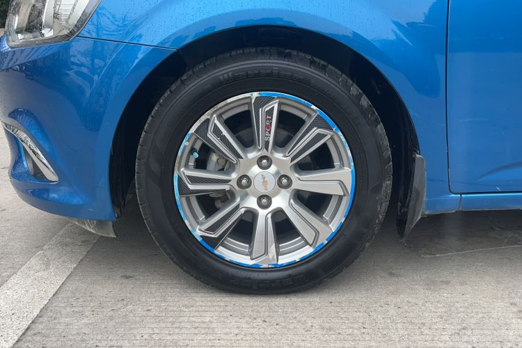 Used Chevrolet Aveo Sonic 2014 Hatchback 1.6 SX AT Fashion Edition Left Front Wheel Hub