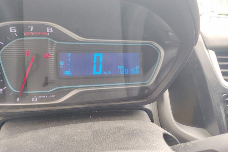 Used Chevrolet Aveo Sonic 2014 Sedan 1.4SL MT Comfort Edition Odometer Close Up