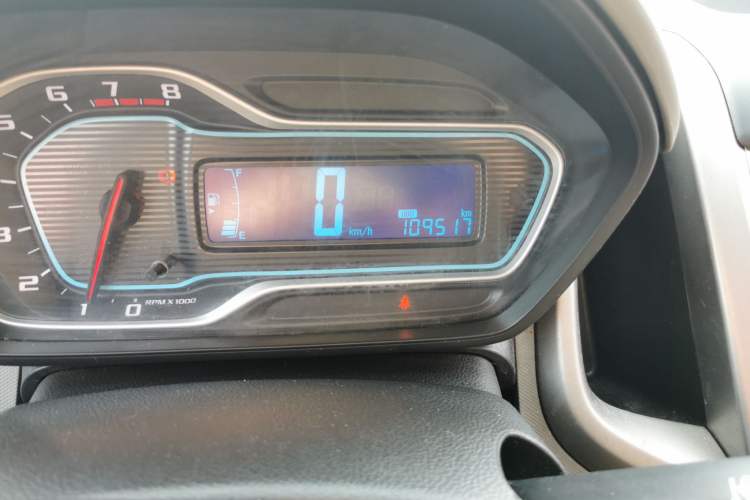 Used Chevrolet Aveo Sonic 2014 Sedan 1.4SL MT Comfort Edition Odometer Close Up