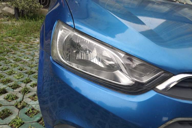 Used Chevrolet Aveo Sonic 2014 Sedan 1.4SL MT Comfort Edition Right Front Headlight