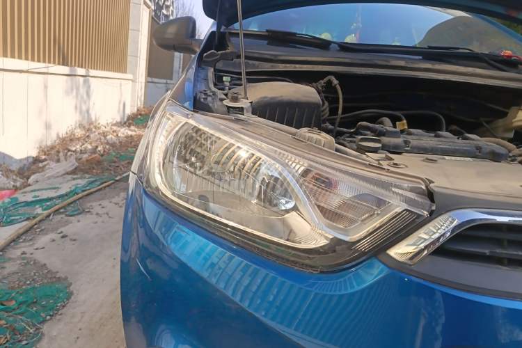 Used Chevrolet Aveo Sonic 2014 Sedan 1.4SL AT Stylish Sunroof Edition Right Front Headlight