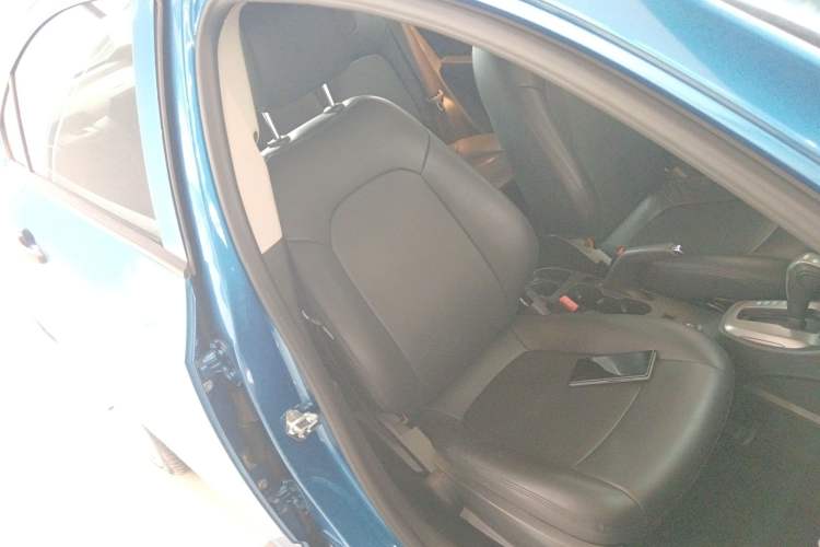Used Chevrolet Aveo Sonic 2014 Sedan 1.4SL AT Fashion Edition Right Front Seat