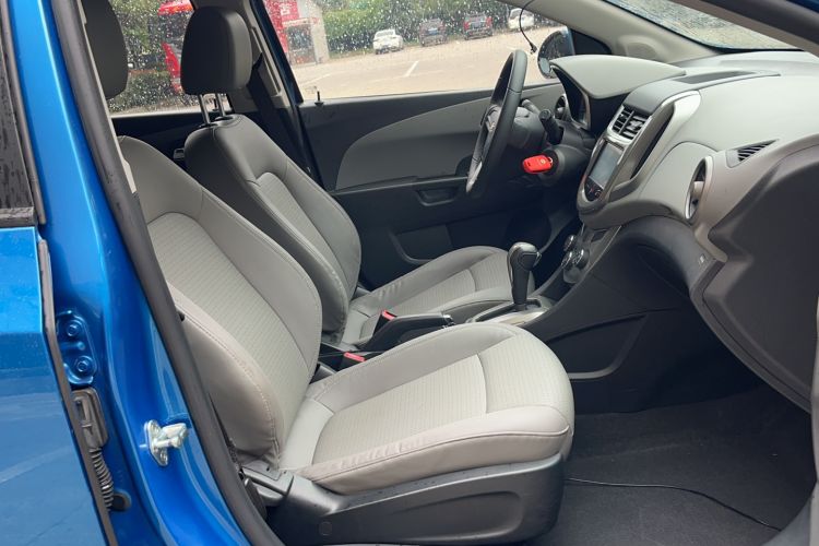 Used Chevrolet Aveo Sonic 2014 Hatchback 1.6 SX AT Fashion Edition Right Front Seat