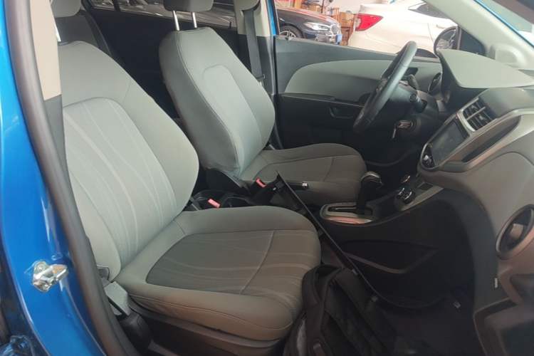 Used Chevrolet Aveo Sonic 2014 Sedan 1.4SL AT Fashion Edition Right Front Seat