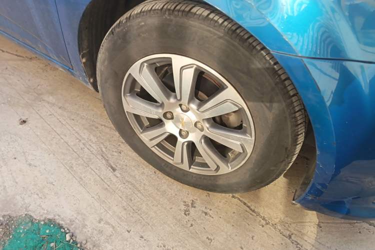 Used Chevrolet Aveo Sonic 2014 Sedan 1.4SL AT Stylish Sunroof Edition Right Front Wheel Hub