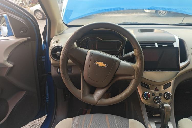 Used Chevrolet Aveo Sonic 2014 Sedan 1.4SL AT Stylish Sunroof Edition Steering Wheel