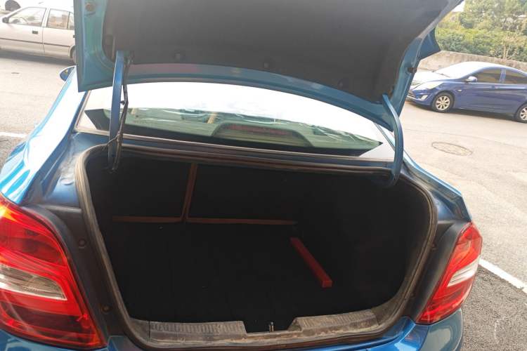 Used Chevrolet Aveo Sonic 2014 Sedan 1.4SL AT Stylish Sunroof Edition Trunk