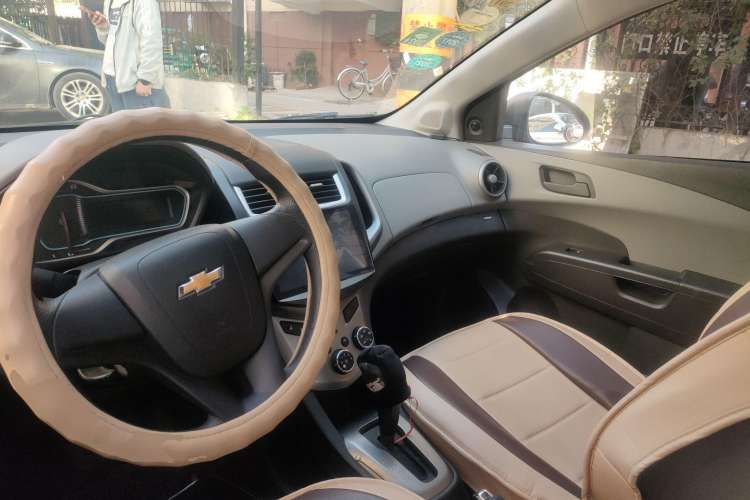 Used Chevrolet Aveo Sonic 2014 Sedan 1.4SL AT Stylish Sunroof Edition Center Console