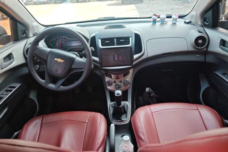 Used Chevrolet Aveo Sonic 2014 Hatchback 1.4SL MT Comfort Edition Center Console