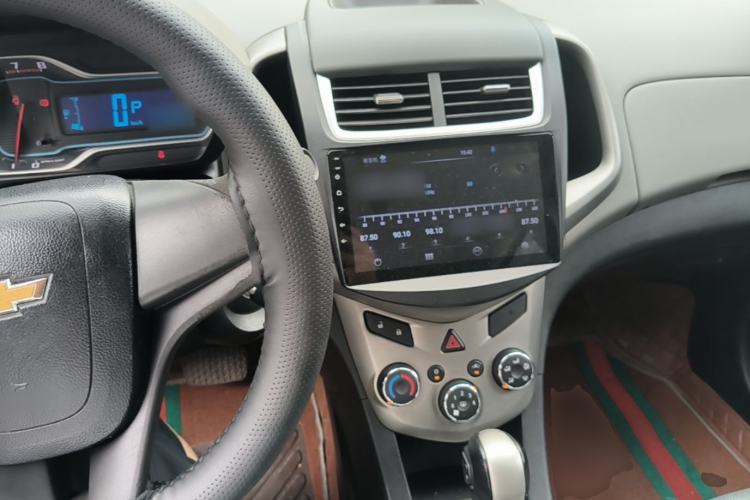 Used Chevrolet Aveo Sonic 2014 Sedan 1.4SL AT Fashion Edition Center Console