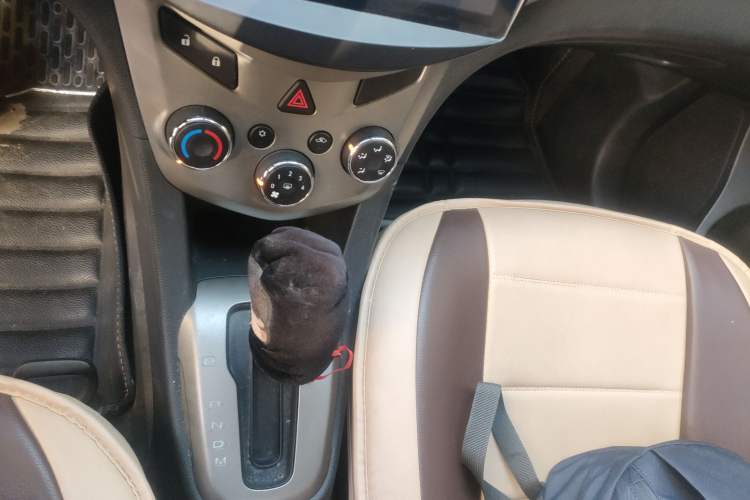 Used Chevrolet Aveo Sonic 2014 Sedan 1.4SL AT Stylish Sunroof Edition Gear Lever