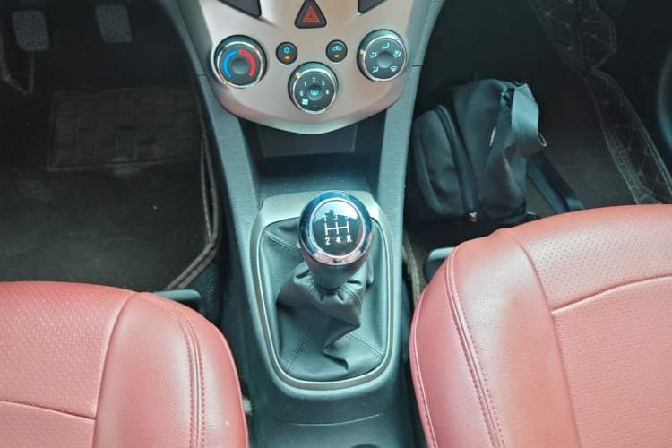 Used Chevrolet Aveo Sonic 2014 Hatchback 1.4SL MT Comfort Edition Gear Lever