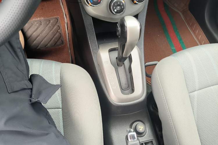 Used Chevrolet Aveo Sonic 2014 Sedan 1.4SL AT Fashion Edition Gear Lever