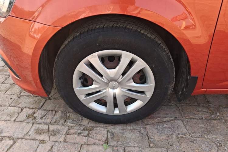 Used Chevrolet Aveo Sonic 2014 Hatchback 1.4SL MT Comfort Edition Left Front Wheel Hub