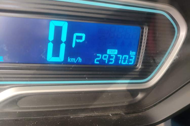 Used Chevrolet Aveo Sonic 2014 Sedan 1.4SL AT Stylish Sunroof Edition Odometer Close Up