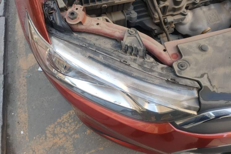 Used Chevrolet Aveo Sonic 2014 Sedan 1.4SL AT Stylish Sunroof Edition Right Front Headlight