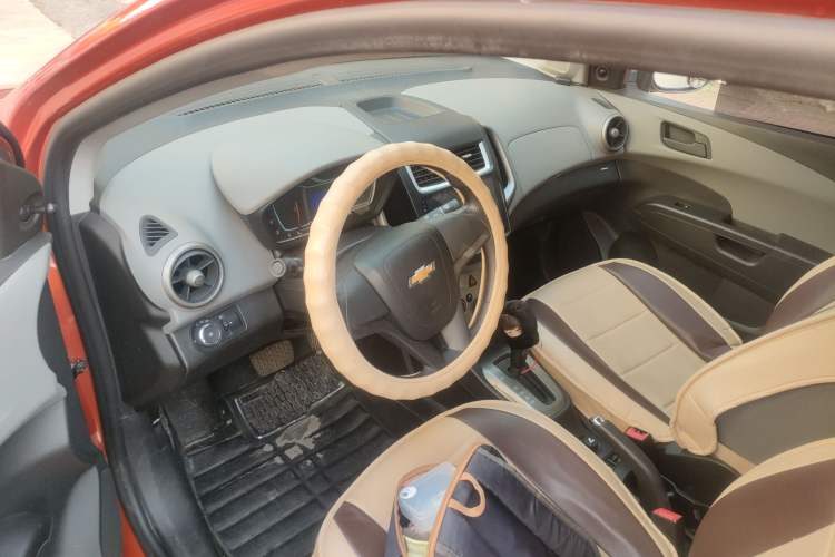 Used Chevrolet Aveo Sonic 2014 Sedan 1.4SL AT Stylish Sunroof Edition Steering Wheel