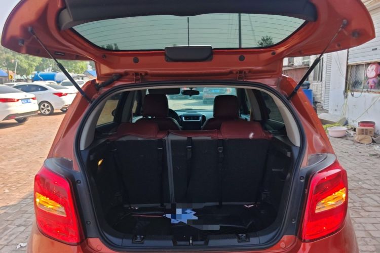 Used Chevrolet Aveo Sonic 2014 Hatchback 1.4SL MT Comfort Edition Trunk