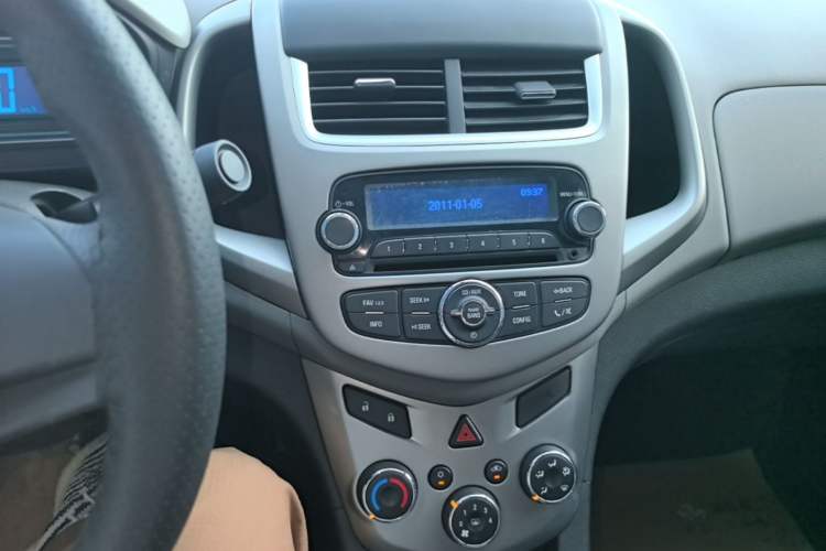 Used Chevrolet Aveo Sonic 2014 Sedan 1.4SL MT Comfort Edition Audio And AC Panel