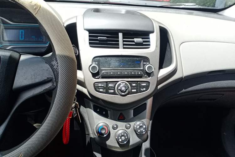 Used Chevrolet Aveo Sonic 2014 Sedan 1.4SL MT Comfort Edition Audio And AC Panel