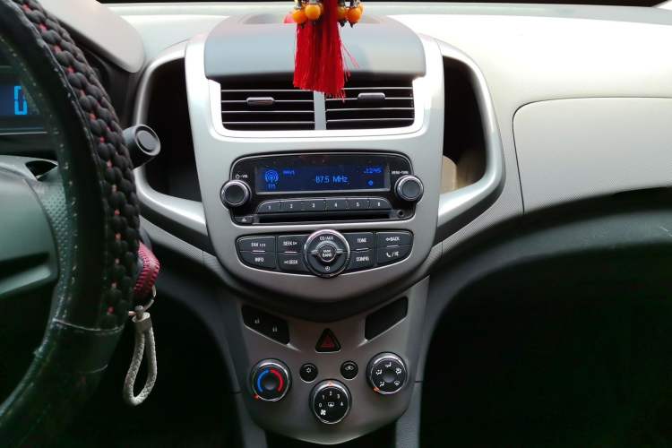 Used Chevrolet Aveo Sonic 2014 Sedan 1.4SL MT Comfort Edition Audio And AC Panel