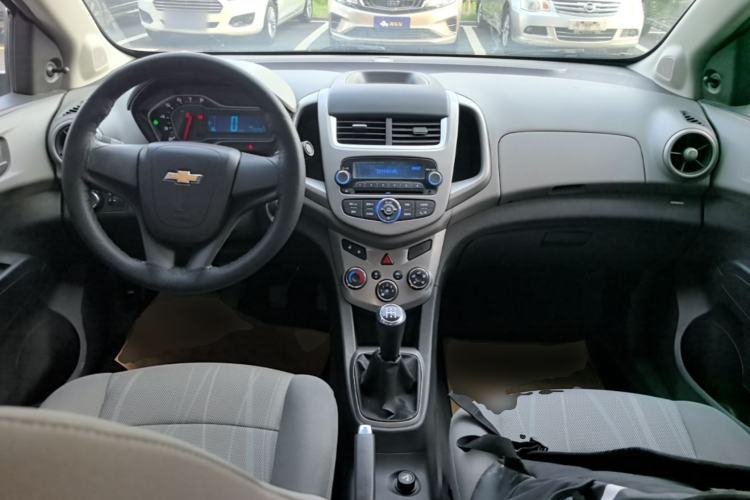 Used Chevrolet Aveo Sonic 2014 Sedan 1.4SL MT Comfort Edition Center Console