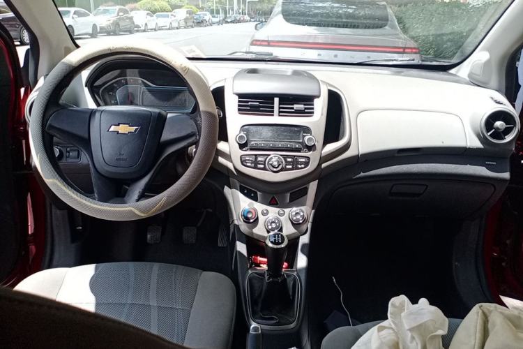 Used Chevrolet Aveo Sonic 2014 Sedan 1.4SL MT Comfort Edition Center Console