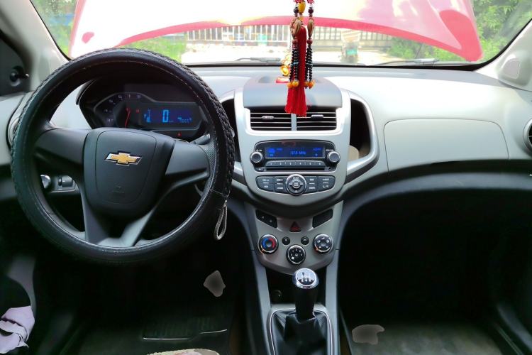 Used Chevrolet Aveo Sonic 2014 Sedan 1.4SL MT Comfort Edition Center Console