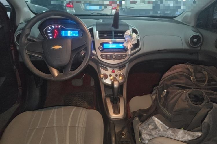 Used Chevrolet Aveo Sonic 2014 Sedan 1.4SL AT Fashion Edition Center Console