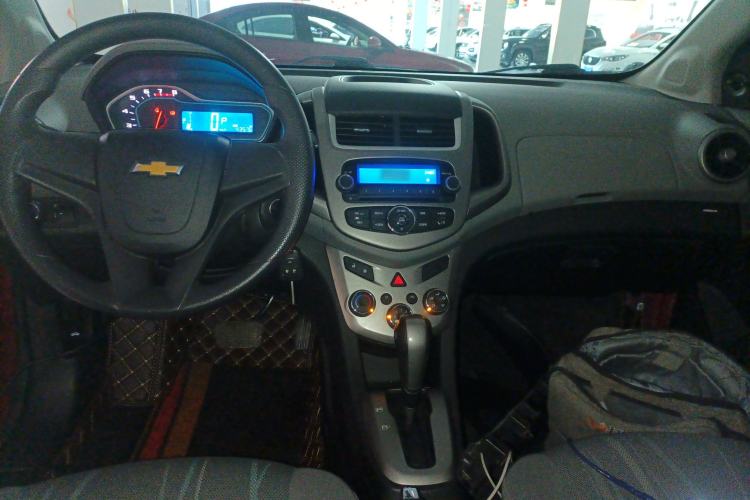 Used Chevrolet Aveo Sonic 2014 Sedan 1.4SL AT Stylish Sunroof Edition Center Console