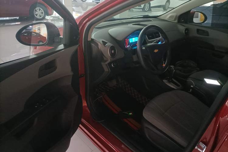 Used Chevrolet Aveo Sonic 2014 Sedan 1.4SL AT Stylish Sunroof Edition Driver Seat