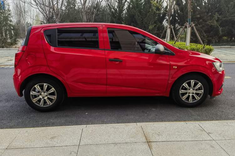 Used Chevrolet Aveo Sonic 2014 Hatchback 1.4SL AT Fashion Edition Exterior 4