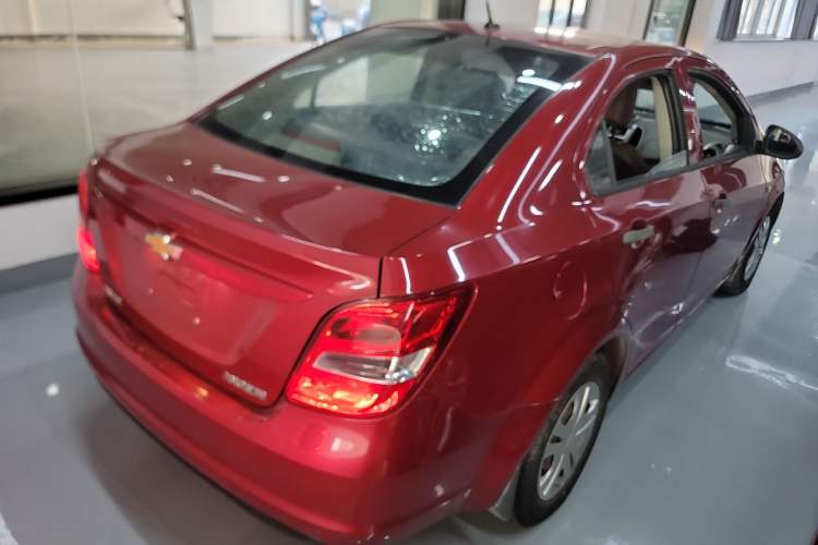 Used Chevrolet Aveo Sonic 2014 Sedan 1.4 SL MT Comfort Edition Exterior 5
