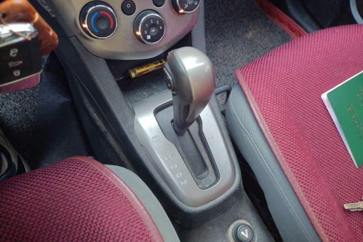 Used Chevrolet Aveo Sonic 2014 Sedan 1.4SL AT Stylish Sunroof Edition Gear Lever