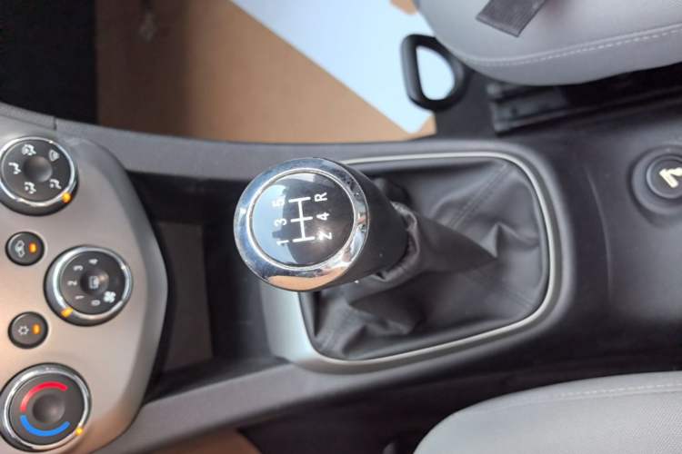 Used Chevrolet Aveo Sonic 2014 Sedan 1.4SL MT Comfort Edition Gear Lever