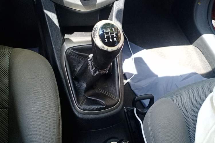 Used Chevrolet Aveo Sonic 2014 Sedan 1.4SL MT Comfort Edition Gear Lever