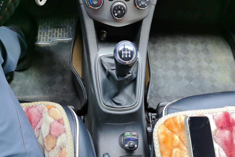 Used Chevrolet Aveo Sonic 2014 Sedan 1.4SL MT Comfort Edition Gear Lever