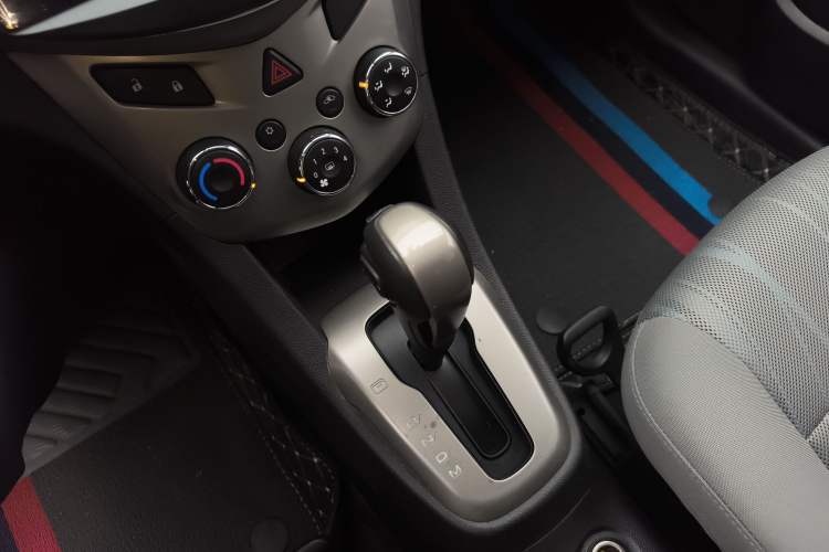 Used Chevrolet Aveo Sonic 2014 Sedan 1.4SL AT Fashion Edition Gear Lever