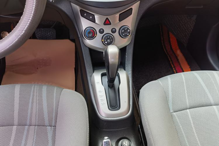 Used Chevrolet Aveo Sonic 2014 Hatchback 1.4SL AT Fashion Edition Gear Lever