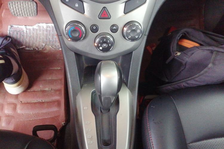 Used Chevrolet Aveo Sonic 2014 Sedan 1.4SL AT Fashion Edition Gear Lever
