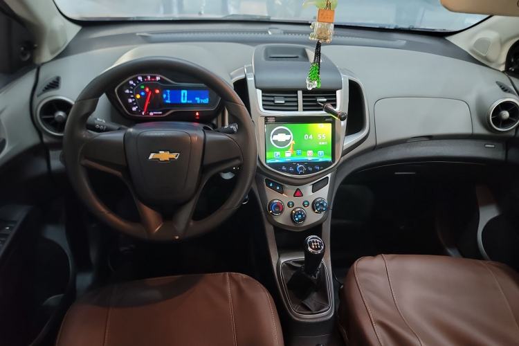 Used Chevrolet Aveo Sonic 2014 Sedan 1.4 SL MT Comfort Edition Interior 2