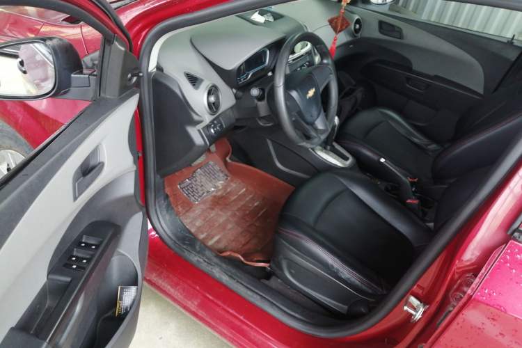 Used Chevrolet Aveo Sonic 2014 Sedan 1.4SL AT Fashion Edition Interior 3