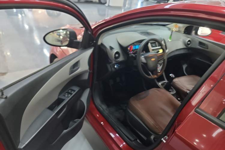 Used Chevrolet Aveo Sonic 2014 Sedan 1.4 SL MT Comfort Edition Interior 3