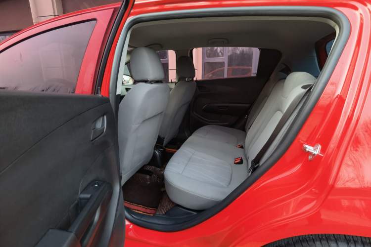Used Chevrolet Aveo Sonic 2014 Hatchback 1.4SL AT Fashion Edition Interior 4