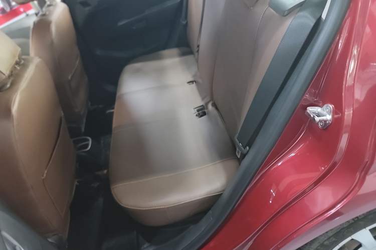 Used Chevrolet Aveo Sonic 2014 Sedan 1.4 SL MT Comfort Edition Interior 4
