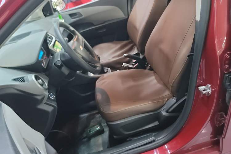 Used Chevrolet Aveo Sonic 2014 Sedan 1.4 SL MT Comfort Edition Left Front Seat