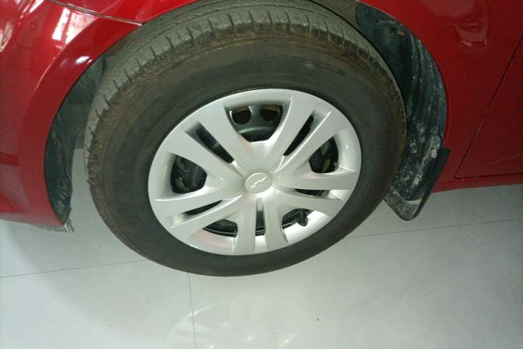 Used Chevrolet Aveo Sonic 2014 Sedan 1.4SL AT Stylish Sunroof Edition Left Front Wheel Hub