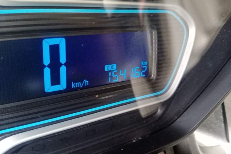 Used Chevrolet Aveo Sonic 2014 Sedan 1.4SL MT Comfort Edition Odometer Close Up