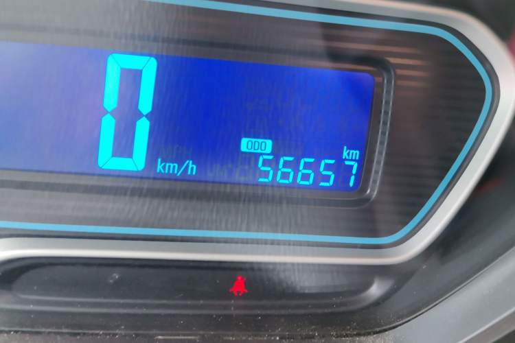Used Chevrolet Aveo Sonic 2014 Sedan 1.4SL MT Comfort Edition Odometer Close Up