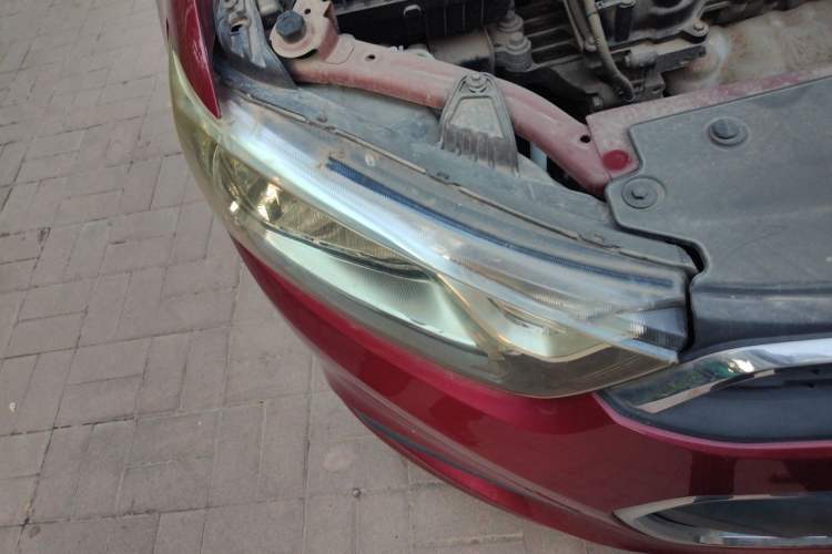 Used Chevrolet Aveo Sonic 2014 Sedan 1.4SL AT Stylish Sunroof Edition Right Front Headlight